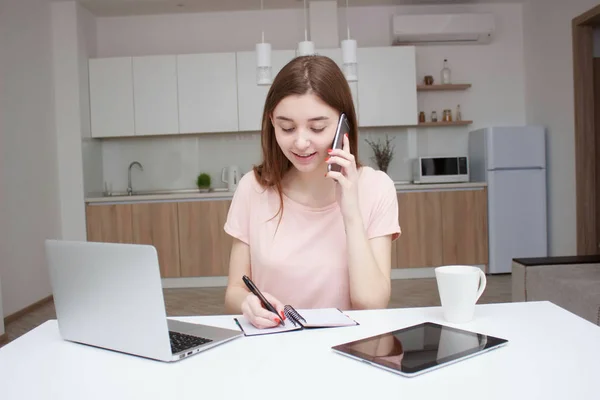 Femme entrepreneur travaillant avec un ordinateur portable à la maison — Photo