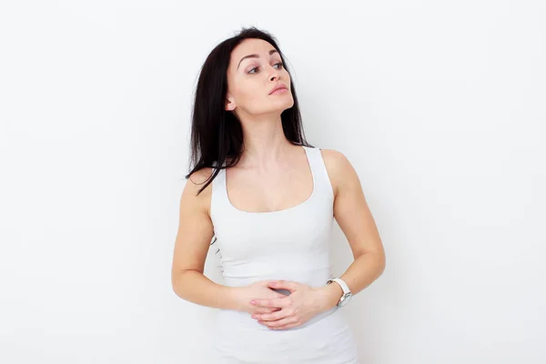 Kvinna med smärta håller magen värkande — Stockfoto
