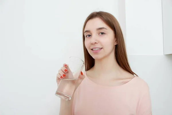 Portrait de jeune femme heureuse eau potable — Photo