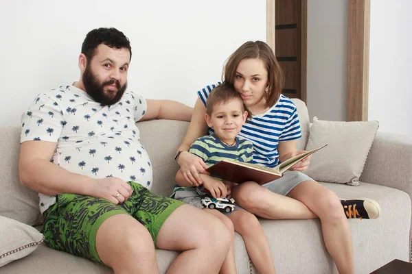 Семейный отдых на диване — стоковое фото