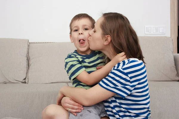 Una joven madre e hijo divirtiéndose juntos —  Fotos de Stock