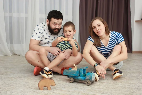 Usměvavé mladé rodiče a jejich dítě — Stock fotografie