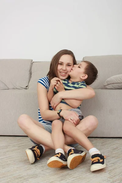 Mladá matka a syn baví spolu — Stock fotografie