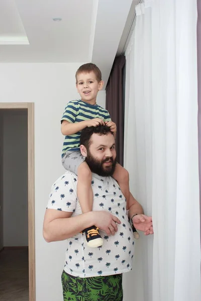 Vater spielt zu Hause mit seinem kleinen Sohn — Stockfoto