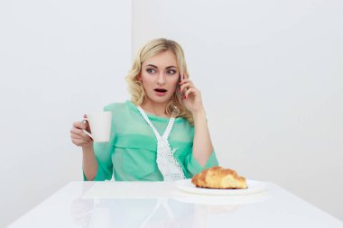 Genç gülümseyen kadın kahvaltı yapıyor. Sabah ayini