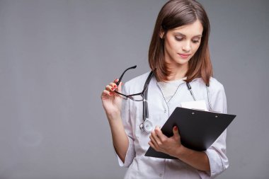 Genç, güzel hemşire