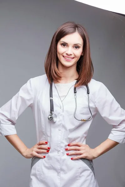Jonge mooie verpleegster — Stockfoto
