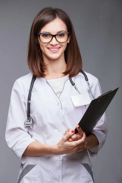 Молодая красивая медсестра — стоковое фото
