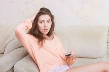 Güzellik kız kanepede televizyon izlerken