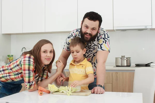 Familia de tres que comen frutas en la cocina, familia en la cocina , — Foto de Stock