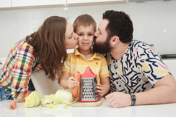 Familia de tres que comen frutas en la cocina, familia en la cocina , — Foto de Stock