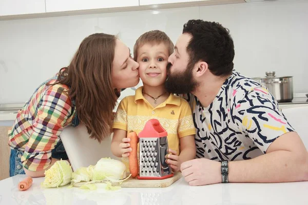 Семья из трех человек ест фрукты на кухне, семья на кухне , — стоковое фото