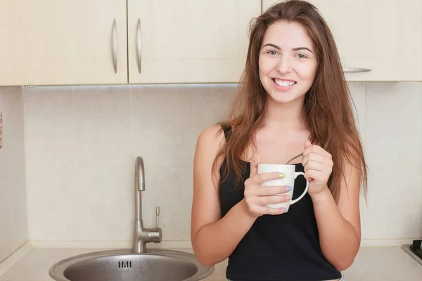 Mulher bonita tomando café da manhã, relaxante bebida quente, feliz feminino — Fotografia de Stock