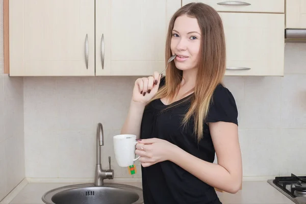 Wanita muda cantik menikmati kopi pagi, bersantai minuman panas, wanita bahagia — Stok Foto