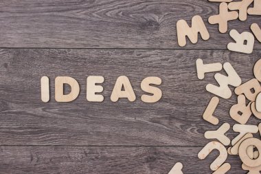 Diğer harfler yığını yanındaki ahşap harflerle ahşap tahta üzerinde yapılan kelime