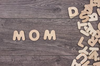 Diğer harfler yığını yanındaki ahşap harflerle ahşap tahta üzerinde yapılan kelime