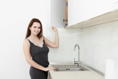 Güzel kız çay hazırlama