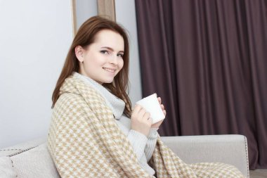 oturma odası çay ile kanepede oturan kız