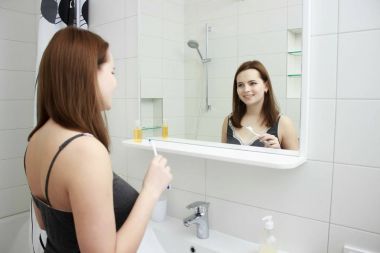 Mutlu kız banyoda dişlerini fırçalama portresi