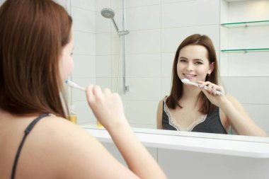 Mutlu kız banyoda dişlerini fırçalama portresi