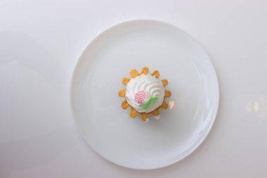 bir plaka üzerinde kremalı kek sepeti