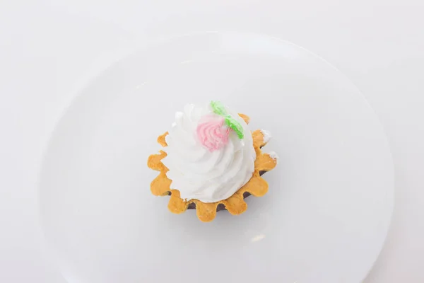 Panier à gâteau avec crème sur une assiette — Photo