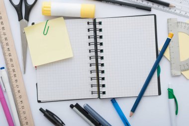 Okul okul yazıt defter ve ileti örneği için arkasında ahşap arka plan ile ayarla