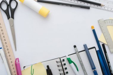 Okul okul yazıt defter ve ileti örneği için arkasında ahşap arka plan ile ayarla