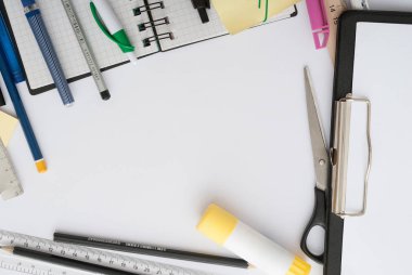 Okul okul yazıt defter ve ileti örneği için arkasında ahşap arka plan ile ayarla
