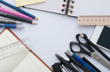 Okul okul yazıt defter ve ileti örneği için arkasında ahşap arka plan ile ayarla