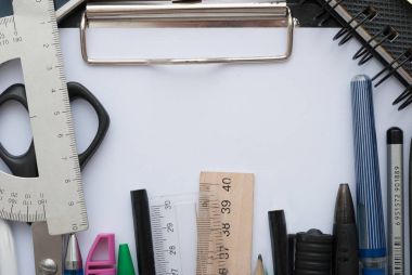 Okul okul yazıt defter ve ileti örneği için arkasında ahşap arka plan ile ayarla