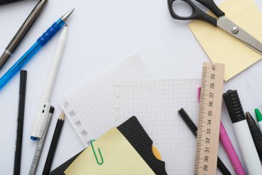 Okul okul yazıt defter ve ileti örneği için arkasında ahşap arka plan ile ayarla