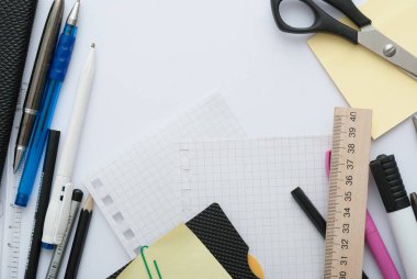 Okul okul yazıt defter ve ileti örneği için arkasında ahşap arka plan ile ayarla