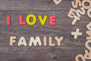 Diğer harfler yığını yanındaki ahşap harflerle ahşap tahta üzerinde yapılan kelime