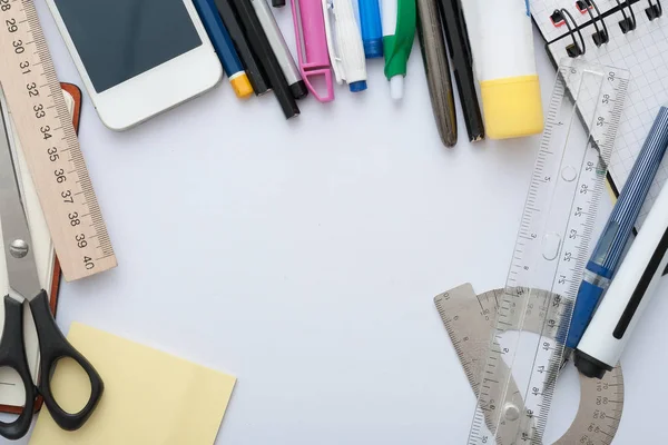 Set scuola con iscrizione a scuola su taccuino e cancelleria su sfondo legno — Foto Stock