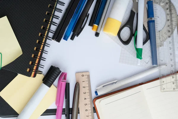 Set scuola con iscrizione a scuola su taccuino e cancelleria su sfondo legno — Foto Stock