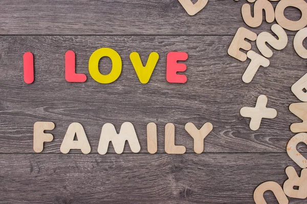 Diğer harfler yığını yanındaki ahşap harflerle ahşap tahta üzerinde yapılan kelime