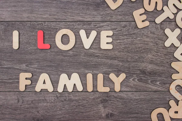 Diğer harfler yığını yanındaki ahşap harflerle ahşap tahta üzerinde yapılan kelime