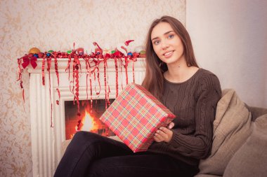 Gülümseyen kadın Noel tinsel tutar