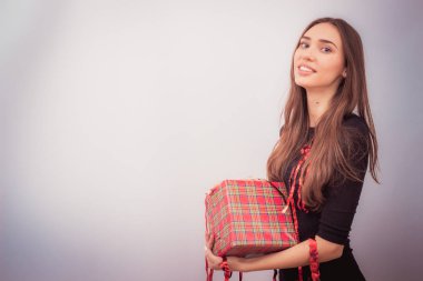 Gülümseyen kadın Noel tinsel tutar