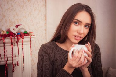 Güzel kadın evde bir kahve içme