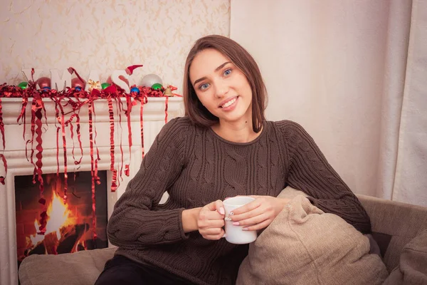 Vacker kvinna hemma dricker en kaffe — Stockfoto