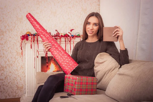 Lachende vrouw houdt kerst klatergoud — Stockfoto
