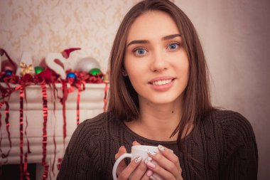 Güzel kadın evde bir kahve içme