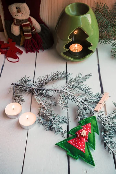 Decoração de Natal com velas em chamas — Fotografia de Stock