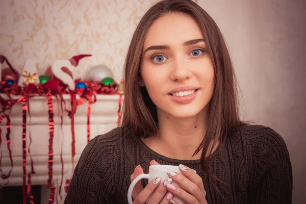 Güzel kadın evde bir kahve içme