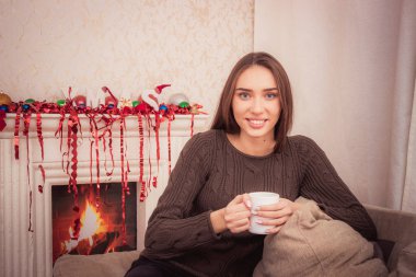 Güzel kadın evde bir kahve içme