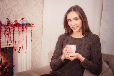 Güzel kadın evde bir kahve içme