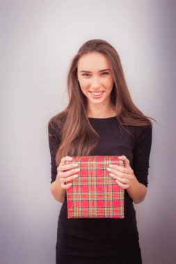 gülümseyen kadın tutun kırmızı hediye kutusu