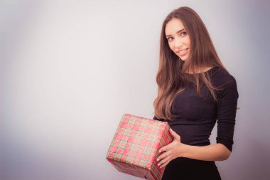 gülümseyen kadın tutun kırmızı hediye kutusu